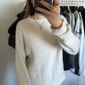 Stickad tröja  - Tröja från only i vit/beige färg