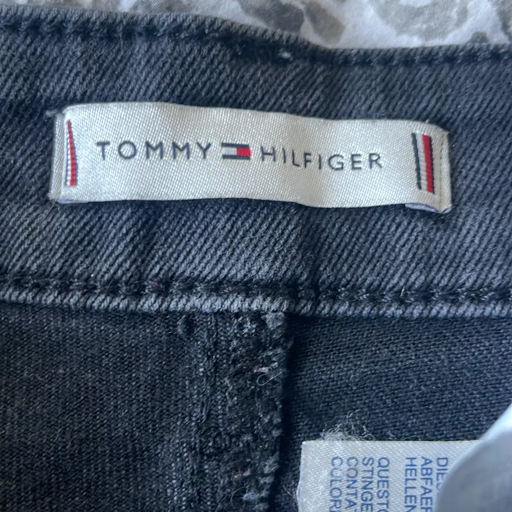 Skinny svarta jeans storlek 24/32 från Tommy hilfiger nyskick . Jeans & Byxor.