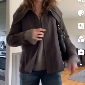 Grå kappa - Superfin grå kappa från Bruuns Bazaar i ull och kashmir!! Har hål i fodret i armhålan men superlätt att sy ihop