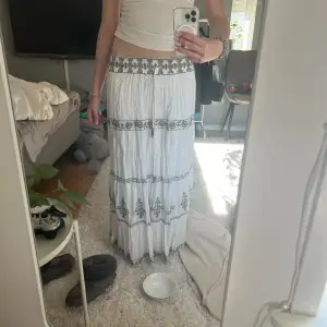 Super fin lång kjol. Köpt på zara förra året och endast använd 1 gång. Kan tänka mig att sänka priset vid snabb affär. Köpt för 599kr