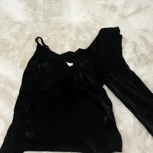 Säljer denna fina svarta one shoulder tröja från NA-KD. Den är i storlek 36. Tröjan är lite nopprig🥰