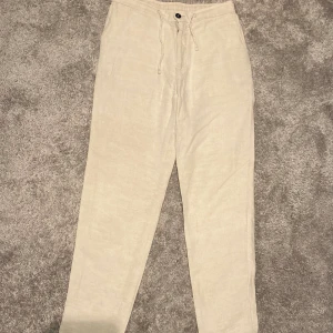 These Glory Days Linnebyxor  - Säljer ett par linnebyxor ifrån These Glory Days (Volt’s egna märke) Storlek 44. Säljes i befintligt skick. Nypris 799kr Mitt pris 229kr