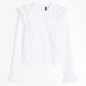 Blus med volanger -  Jätte fin blus som jag använt typ 2 gånger så typ helt oanvänd. Inga defekter, jätte fin och söt!