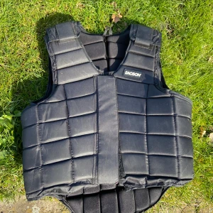 Jacson säkerhetsväst - Säljer min jacson säkerhetsväst då den inte används. Den är använd men ändå fortfarande bra skick på. Den är i storlek Junior 14 år xl.