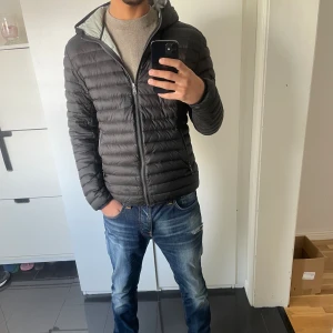 Colmar tunnjacka - Säljer min vårjacka som inte kommer till användning, 10/10 skick inga skavanker osv. Passar bra till alla outfits och kommer komma till bra användning för dig som behöver en vårjacka. Kom privat för frågor och pris diskutering