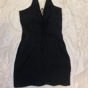 Kostymklänning - Kostym liknande klänning från NA-KD. Nyskick, kommer aldrig till användning. 