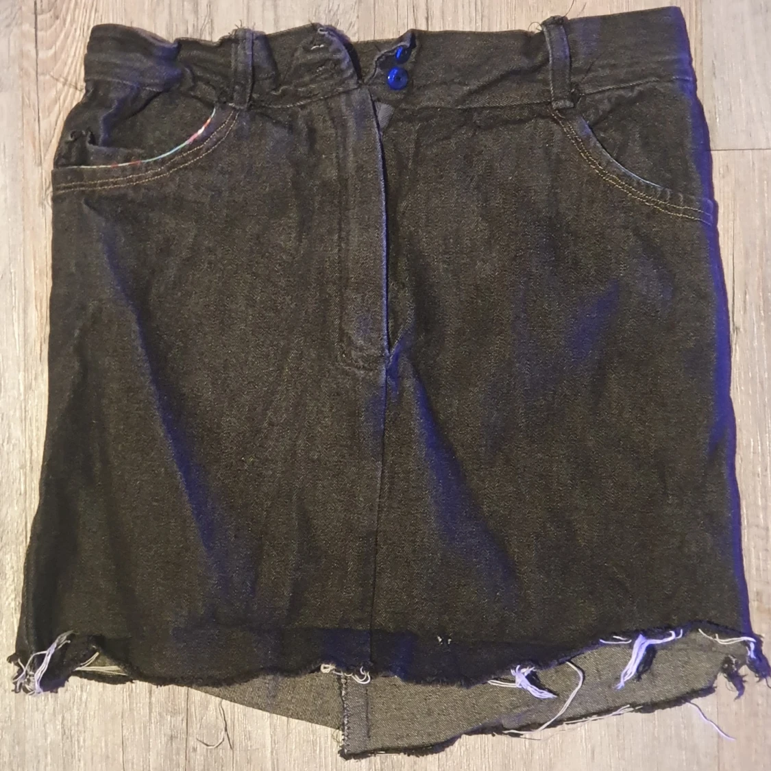 Egengjord svart jeanskjol med fungerande fickor - 90