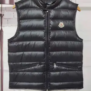 Stilren Moncler Gui väst 1:1  till salu! Perfekt för att ge din sommaroutfit en extra touch av stil och komfort när kvällarna blir svalare. Storlekar  lager M och L. I utmärkt skick. Pris: 999kr. För fler bilder eller om du är intresserad skriv! 