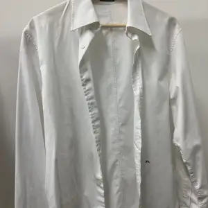Säjler den här feta vita J Lindeberg skjorta i nyskick, inga defekter. Storlek M  | Nypris~1400| Kom PM för fler frågor, pris kan diskuteras vid snabb affär 💫