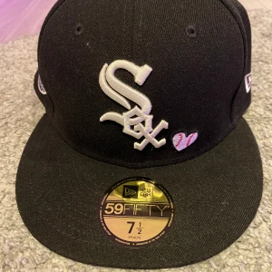 New era keps - 180kr styck. 250 för båda. Båda kepsarna är 9/10 i skick. Samma storlek på kepsarna.