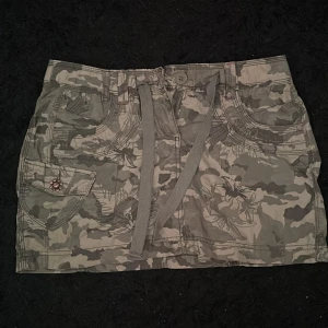 Militär kjol - MiniKjol i militärmönster, bra skick passar s-m Skriv om du har frågor eller tryck på köp nu😚