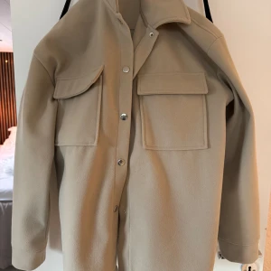 Kort kappa - En kort kappa från GinaTricot som köptes förra året men har inte används alls! Tror jag köpte den för ca 600 kr