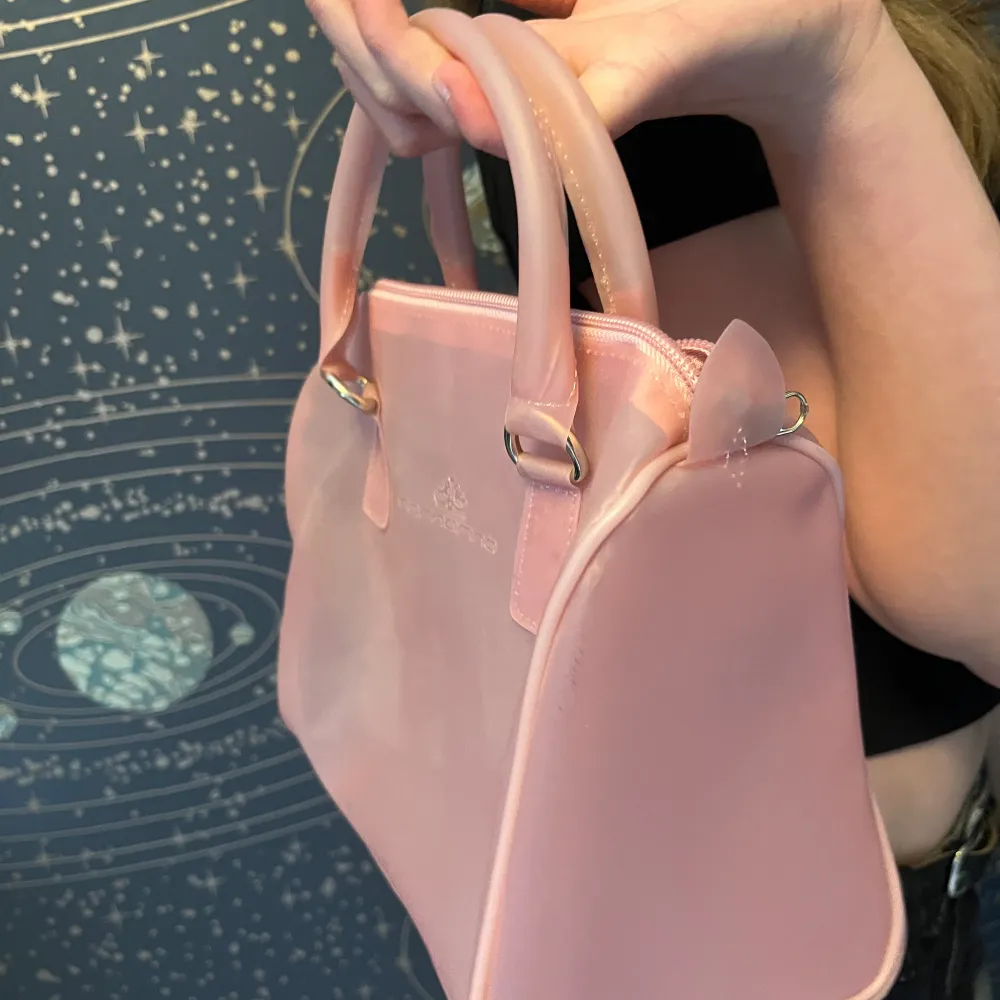Superfin rosa handväska i plastigt material, rymmer mycket! Är lite genomskinlig, ger cool effekt 🫶. Accessoarer.