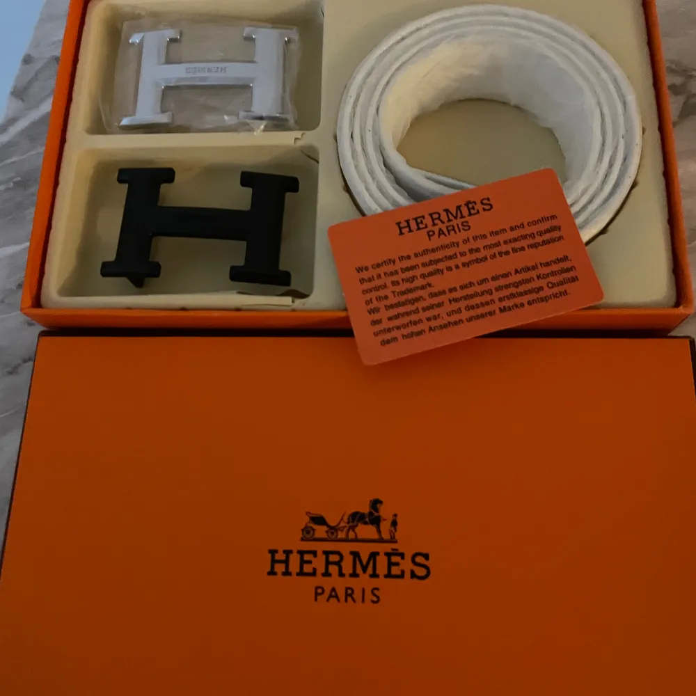 Helt ny Hermes bälte med två olika färger på märket. Låda och kvitto ingår. Accessoarer.