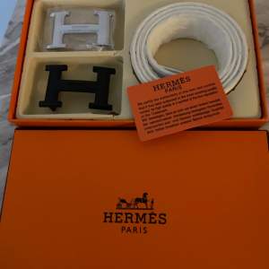 Helt ny Hermes bälte med två olika färger på märket. Låda och kvitto ingår
