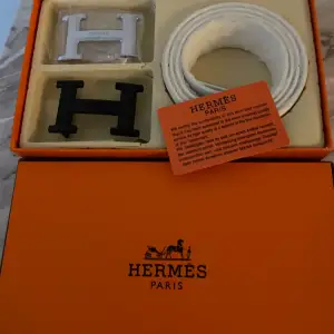 Helt ny Hermes bälte med två olika färger på märket. Låda och kvitto ingår