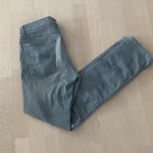 Säljer ett par svinsnygga ljusgrå Nudie jeans i superfint skick, inga defekter alls. Storlek 30/30.