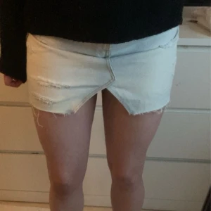 Mini Jeanskjol - Blå superfin jeanskjol från Zara. Kjolen har snygga slitningar både bak och fram. 💕💕