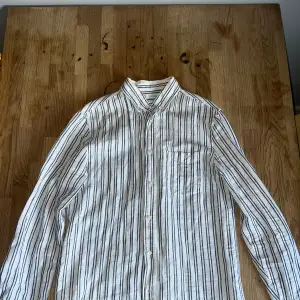 Schysst linneskjorta från Zara i storlek S. Den är i princip nyskick,knappt använd Perfekt till sommaren  Köpt för 400 säljs för 200