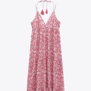 Långklänning  - Säljer denna otroligt fina klänning med prislapp kvar då den tyvärr inte passar mig💞