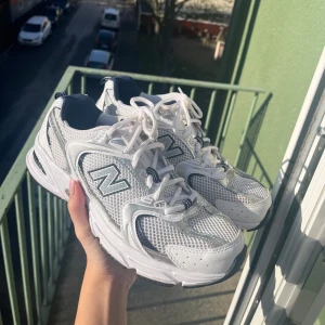 New Balance 530 - New balance 530  Extremt bra skick, endast använda ett fåtal gånger.  Storlek 38,5!🥰  Nypris: 1400kr Säljer då jag insåg efter några användningar att dom var lite för små. Skriv om du vill ha mer info/bilder!  Jag ansvarar inte för postens slarv.