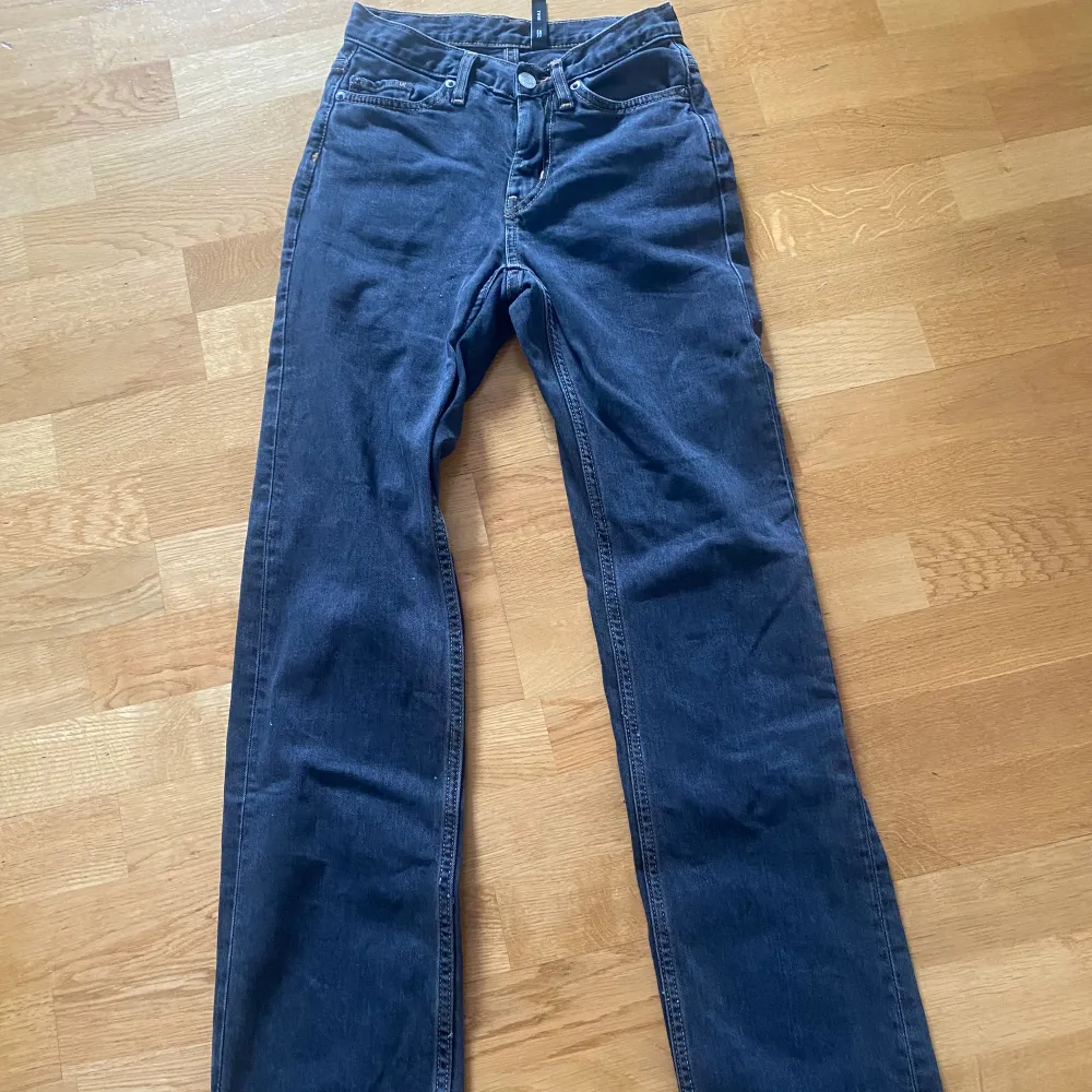 Superfina mid straight jeans från Weekday som knappt är använda. Säljer på grund av att de är för små. Hör av er för fler bilder eller funderingar😊. Jeans & Byxor.
