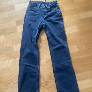 Superfina mid straight jeans från Weekday som knappt är använda. Säljer på grund av att de är för små. Hör av er för fler bilder eller funderingar😊
