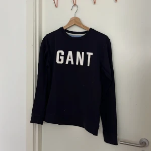 Marinblå sweatshirt💙 - Har använt max 5 gånger sen har jag inte kunnat använda den tyvärr💙