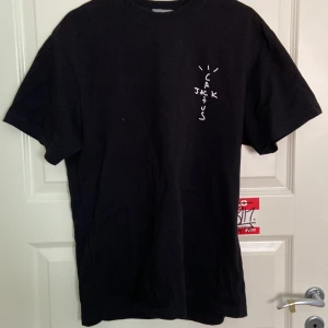 Travis scott tee  - Säljer denna sjukt feta Travis scott t-shirten. Har inga skador helt oanvänd säljer för att den inte passa mig. M men stor i storleken