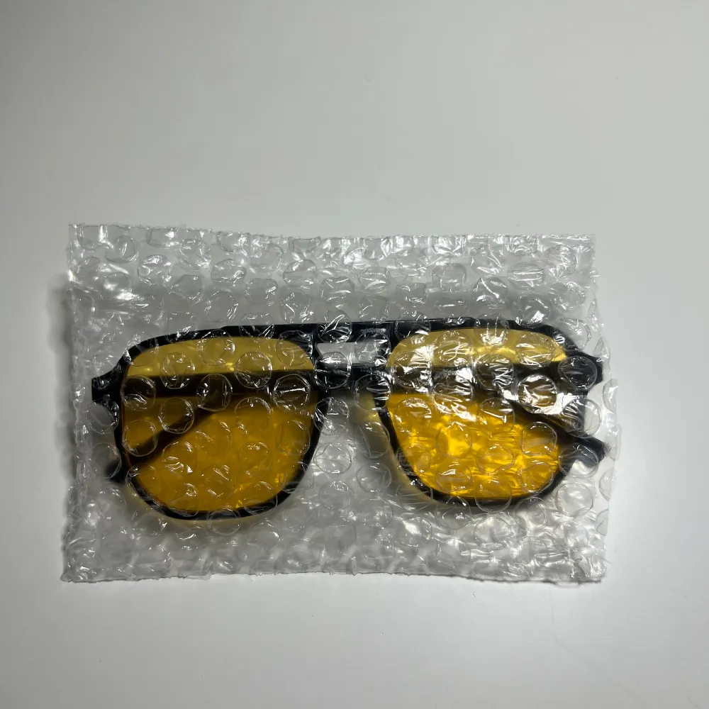 Helt nya somriga och trendiga solglasögon!  Skicka ett meddelande vid funderingar.  Köp sker helst via Plick.. Övrigt.