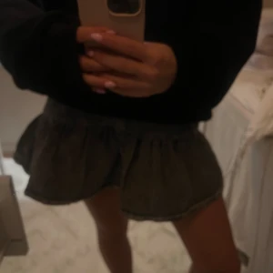 Volang kjol - Säljer denna såååå snygga jeanskjol med volang som tyvärr är för lång för mig därav är det heller aldrig använd🫶🏼🫶🏼