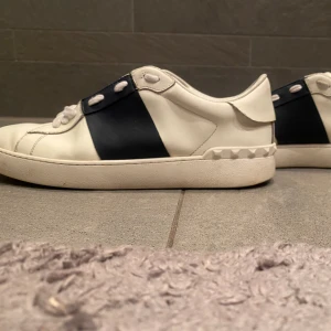 Valentino open - Säljer dessa valentino opens. Säljer dom då dom inte kommer till någon användning. en litten skada som syns på bilden. kan även tänka mig bytten 👍. Kom DM för eventuella frågor.  Mvh Sebastian😊❗️ Obs inget OG ingår