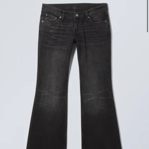 Weekday jeans - Nova low slim bootcut modellen kostar 590+frakt på hemsidan