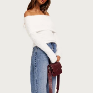 Vit topp  - Vitt fluffig topp från Nelly. Endast använd två gånger. Säljer den för 180kr. Fraktar endast och köparen står för frakten 💕 Frågor eller funderingar? Skicka ett meddelande!
