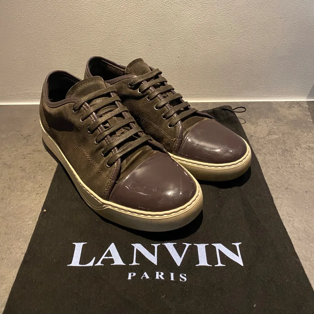 Säljer dessa snygga Lanvin cap toe sneakers för 2099kr!🤩| skorna är i topp skick! | UK 8 | skriv vid frågor och funderingar!🤩. Skor.
