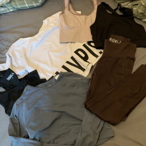 Träningskläder - Träningskläder som passar XS-M 1 par tights, 1 T-shirt, två sport bh:ar, 1 Linne och en tröja💗