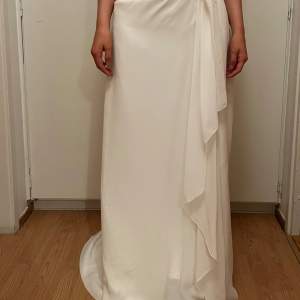 Säljer nu denna vita broderad bröllopsklänning. Klänningen är i storlek M fast då den har korsettliknande i bak kan den passa flera olika kroppsformer. Person på bild är 173 cm 🤭 nypris: 5000kr (klänningväska ingår)