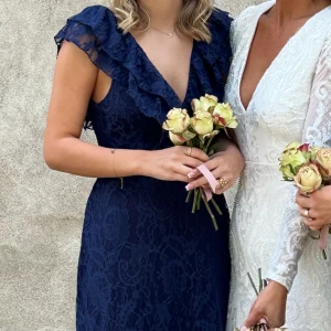 Balklänning  - Super fin balklänning med öppen rygg och lite volanger, slutsåld, st 34, går till marken på mig när jag har klackar (jag är 170), inga defekter, använd en gång 