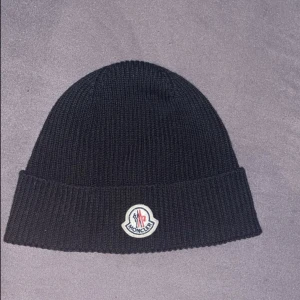 Moncler mössa - Äkta moncler mössa, bra skick. Vill bli av med den. Finns tyvärr inget kvitto pga att jag köpte den begagnad