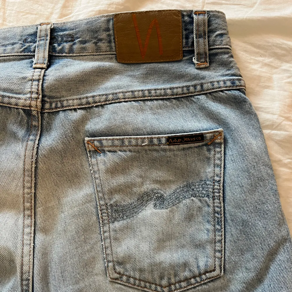 Snygga nudie jeans i storlek w29 l32 men skulle säga att dem passar lite större ca w30 l33. Jeans & Byxor.