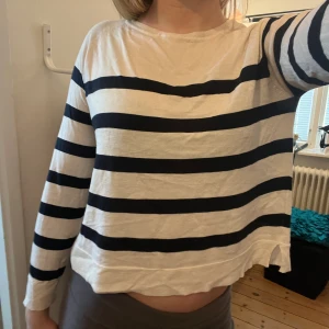 Zara tröja - Randig tunn tröja från zara, fint skick, inga defekter💗