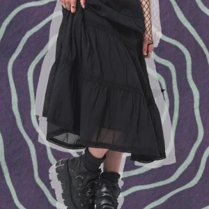 Raven Ruffle Lace Maxi Skirt🖤 - Maxikjol av Minga London köpt för 730k Köpte minsta storleken men var fortfarande för stor för mig🥲 då måste jag tyvärr sälja den. Passar en EU 34 men oxå en 32 om man ska ha den med lågmidja Klick gärna på köp nu🖤