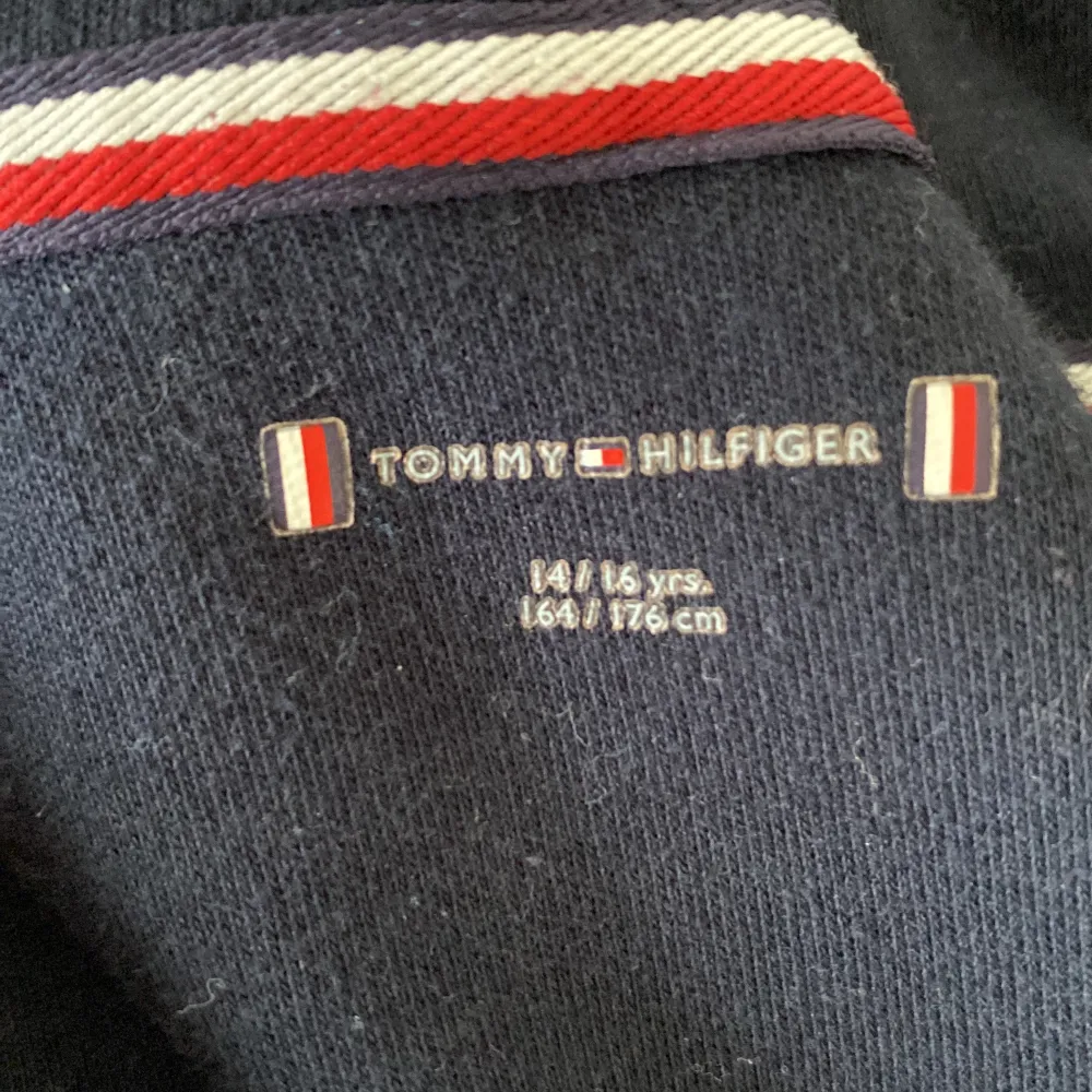 Säljer nu en Tommy Hilfiger tröja riktig fräsch helt ny har inte använt den 10/10 skick (äkta) Storlek: 164/176/ 14/16 år. Hoodies.