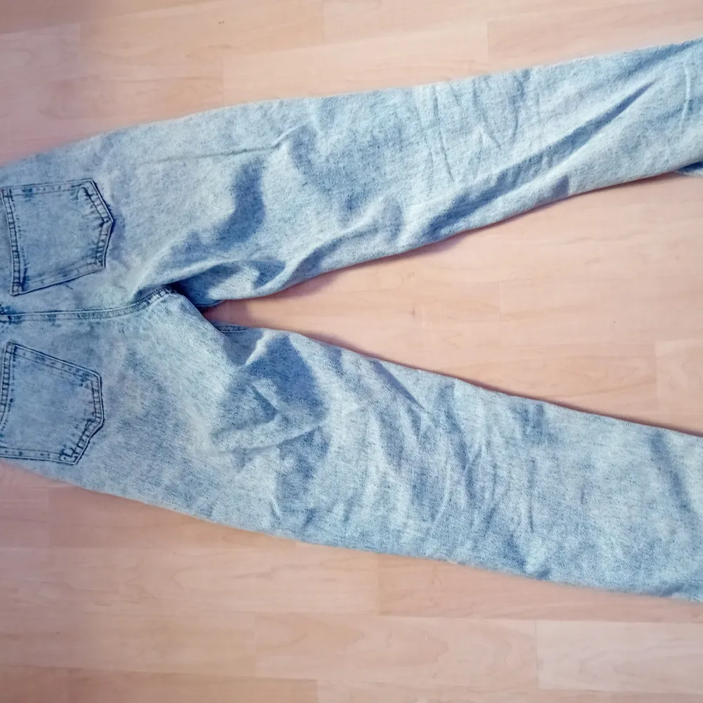 Jag har ett par fantastiska blå jeans till salu som skulle vara perfekta för dig om du är runt 158-160 cm lång. Dessa jeans är både stiliga och bekväma, och de kommer definitivt att ge dig en snygg look! Köparen står för frakten.. Jeans & Byxor.