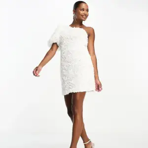 Slutsåld klänning från Asos, perfekt nu till studenten och sommaren!!🫶🏼 Klänningen är oanvänd, säljer pga fel storlek! Nypris 790kr