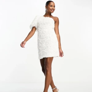 Studentklänning!! - Slutsåld klänning från Asos, perfekt nu till studenten och sommaren!!🫶🏼 Klänningen är oanvänd, säljer pga fel storlek! Nypris 790kr