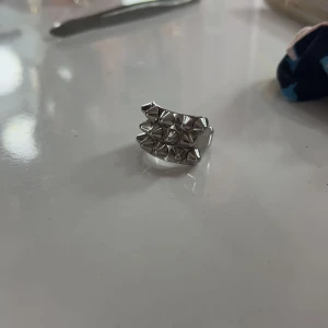 Edblad ring - Säljer min oanvända Edblad ring då den inte passar till mina andra silver smycken. Kan både skickas och hämtas