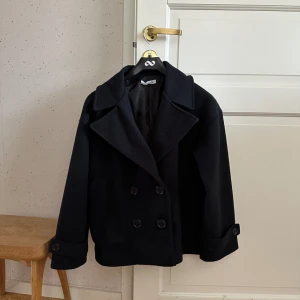 Design by si kappa dark navy  - Kappa från design by si i stl xs/s, färg dark navy. Använd några gånger, så jättebra skick. Säljes/bytes mot svart eller beige. 