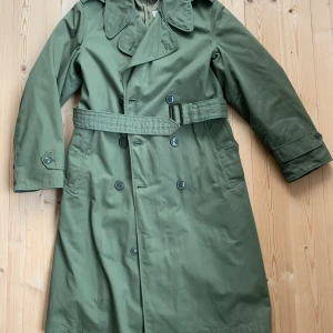 US ARMY Vietnam OD Green Military Trench Coat w Wool Liner 8405 261 6502 SM REG - Härlig vintage amerikansk militärrock med avtagbart foder i fint skick.   Storlek small regular men ganska rymlig ändå, typ tajt medium.   8405-261-6592