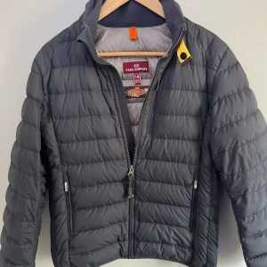 Parajumpers Ugo Jacka - Riktigt fin Parajumpers Ugo vårjacka. Riktigt bra skick, 8,5/10. Perfekt till våren. Passar Y-M och Xs. Köpt från Room 1006. Bara att höra av sig vid frågor/Carl